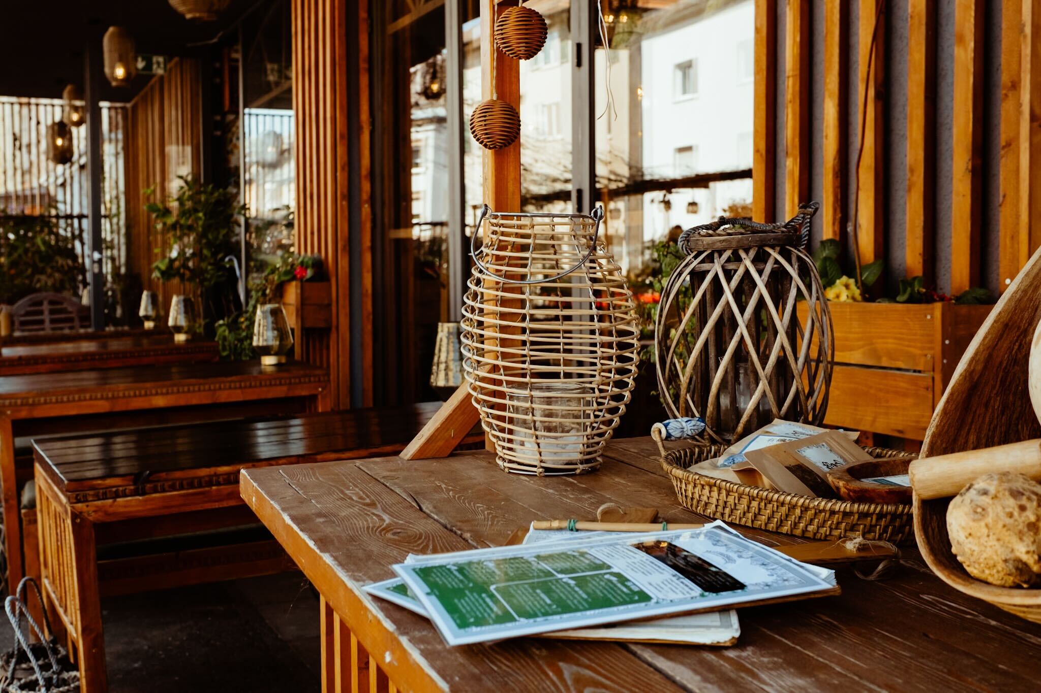 Außenbereich des Restaurants Vietal am Ostendplatz, auf dem Tisch stehen Lampions und zwei Speisekarten 