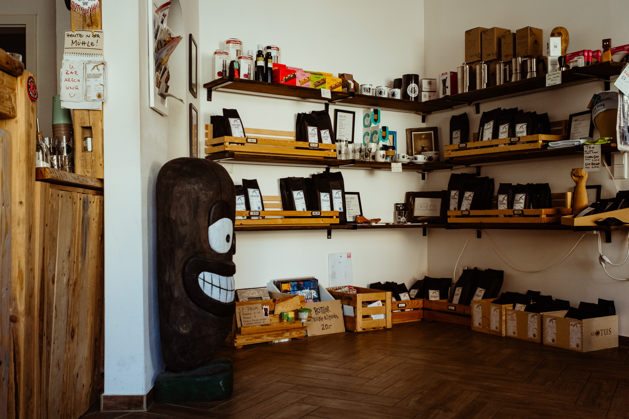 Innenraum der Kaffeemanufaktur Schwarzmahler im Stuttgarter Osten mit mehreren Regalen, in den Kaffee und Zubehör steht 