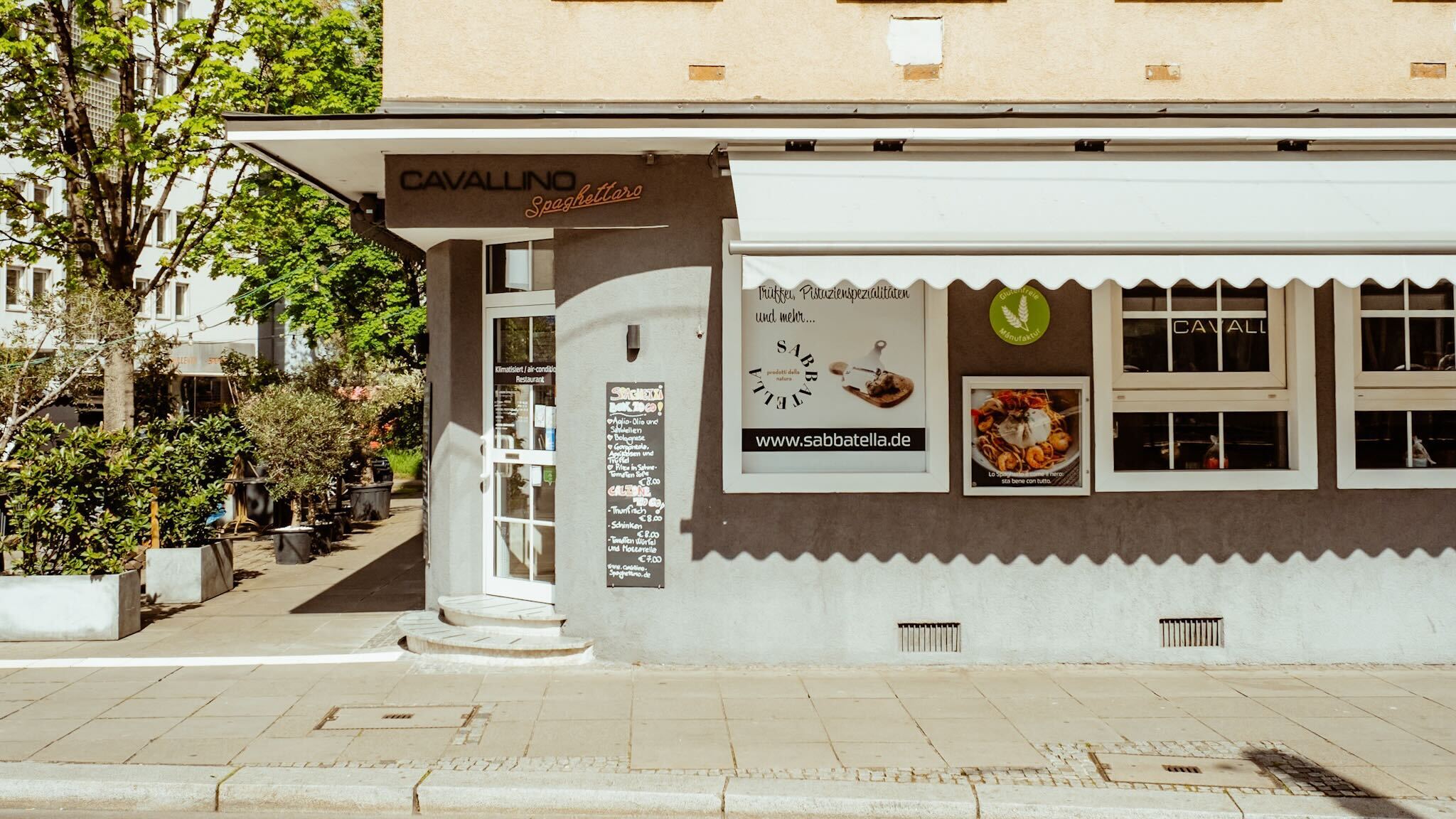 Außenansicht des italienischen Restaurants Cavallino Spaghettaro an der Haltestelle Berliner Platz (Hohe Straße)